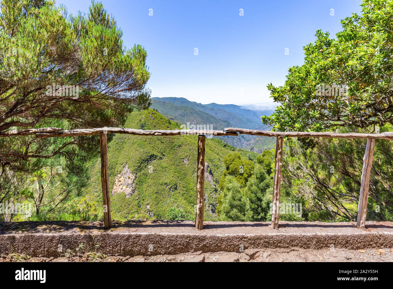 Mirar a través de la valla de madera con abismo, Valle y mountainds en Portugal Foto de stock