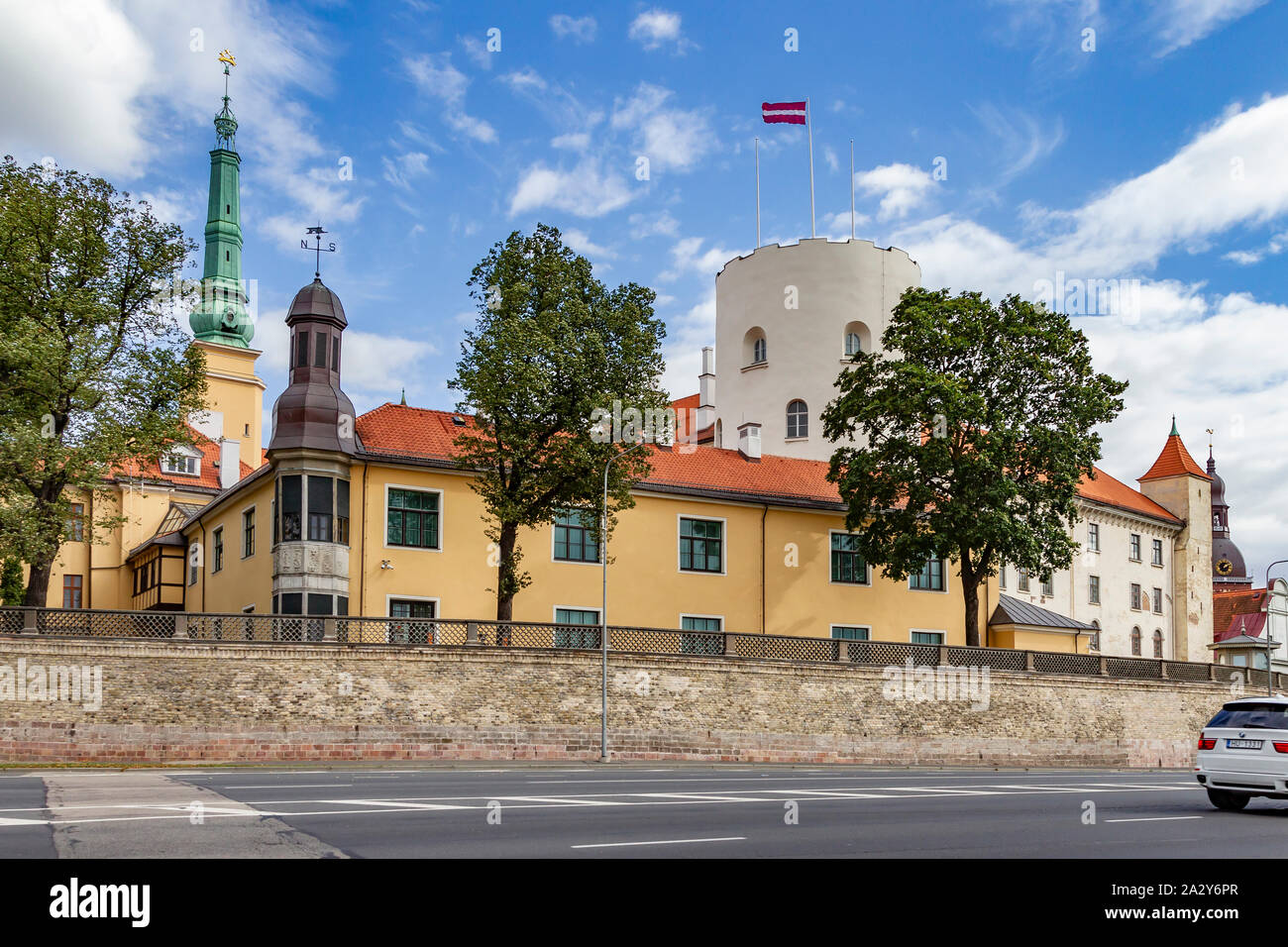 Castillo de Riga, tomado de la residencia presidencial de noviembre de terraplén, Riga, Letonia Foto de stock