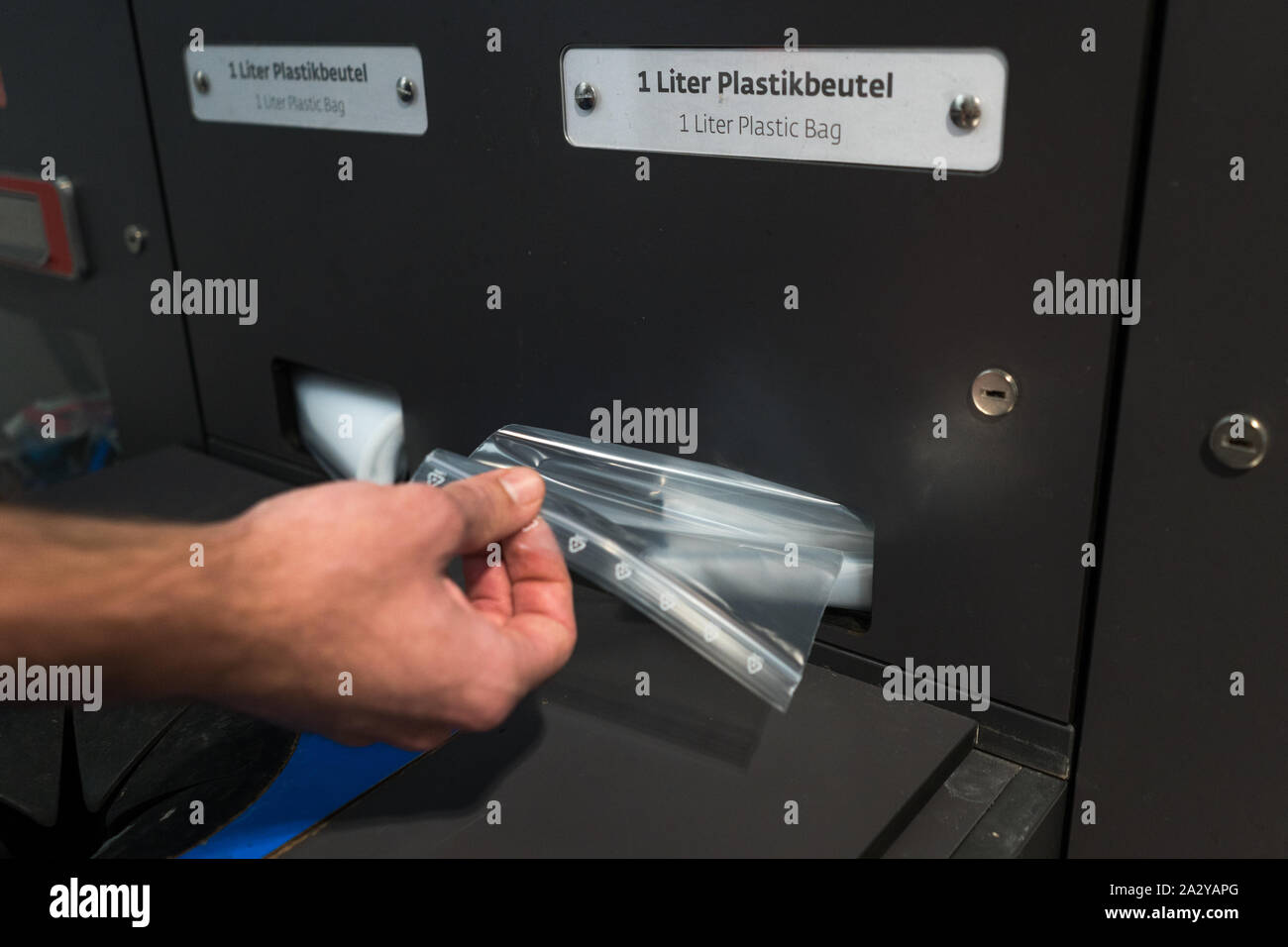 Un hombre está tomando una bolsa de plástico para líquidos para el equipaje  de mano en el aeropuerto Fotografía de stock - Alamy