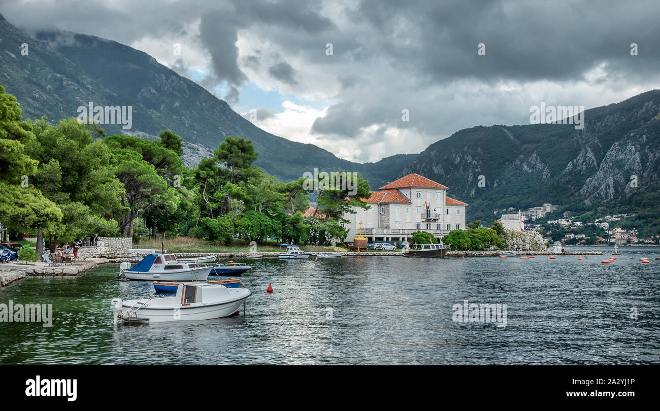 Instituto de Biología Marina en la bahía de Kotor, Montenegro Foto de stock