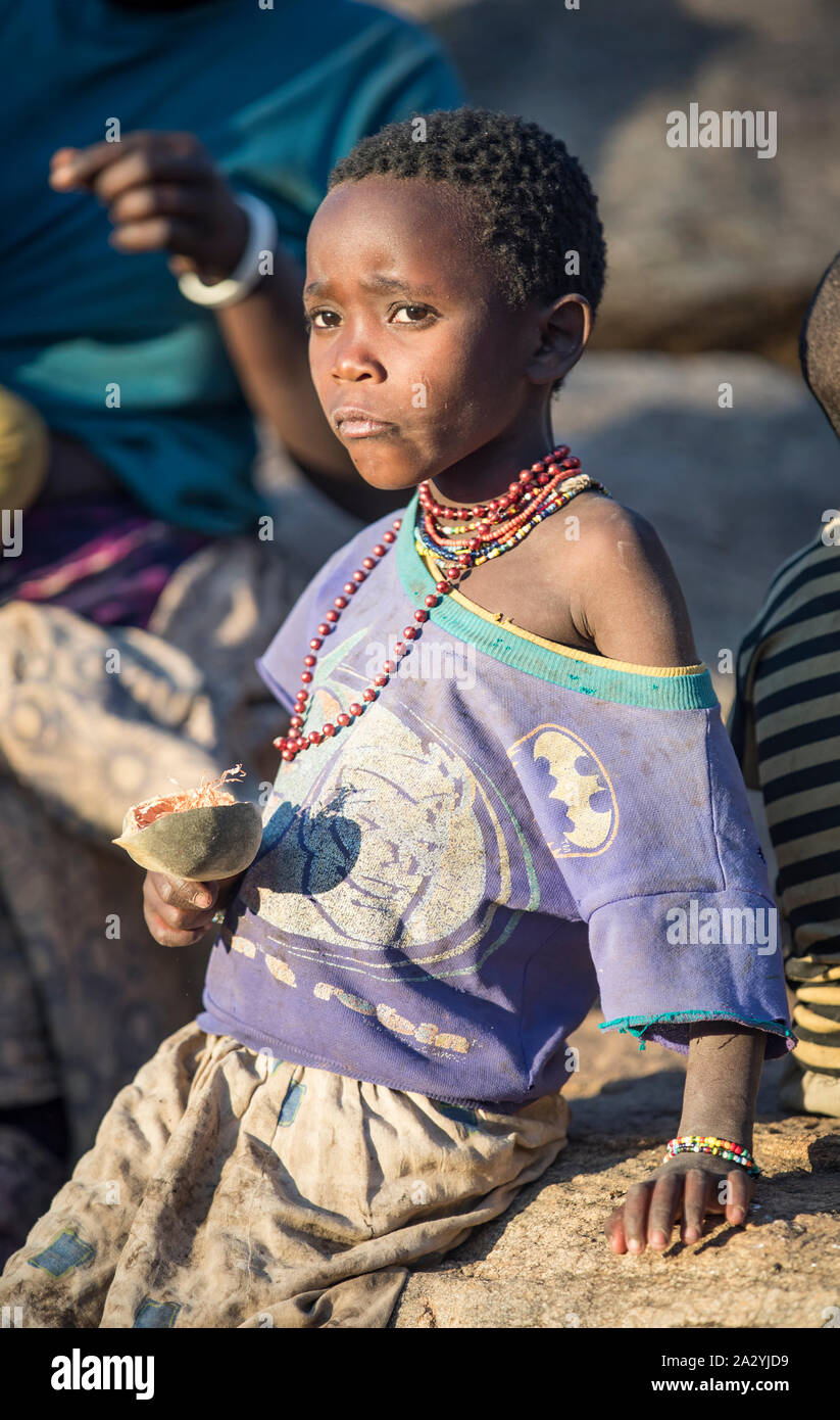 El lago Eyasi, Tanzania, 11 de septiembre de 2019: hadzabe Muchacha comiendo fruta baobab Foto de stock