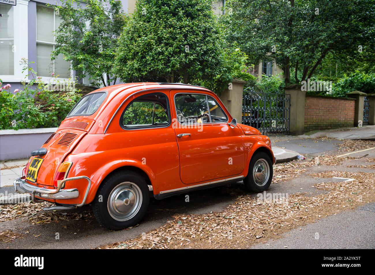 Lindo ojo-latigazos accesorios Fiat Cinquecento, Melcome Street, Londres,  Inglaterra, Reino Unido Fotografía de stock - Alamy