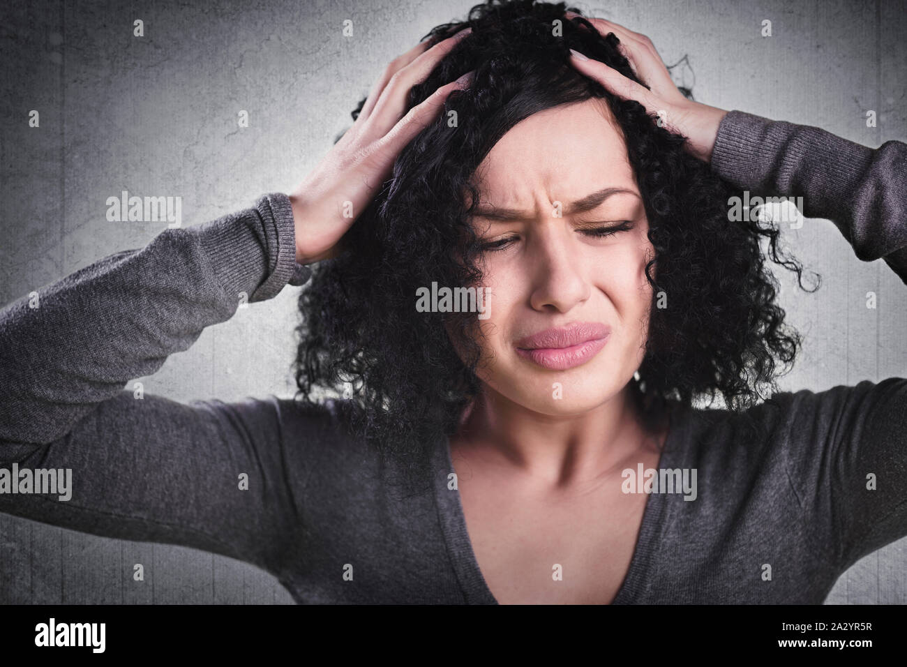 Chica desesperada frustrados manteniendo las manos en la cabeza. Foto de stock