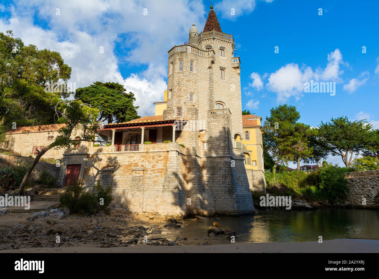 Vista de los Condes de Castro Guimaraes Palace en Cascais, centro turístico costero y pueblo pesquero en Portugal Foto de stock