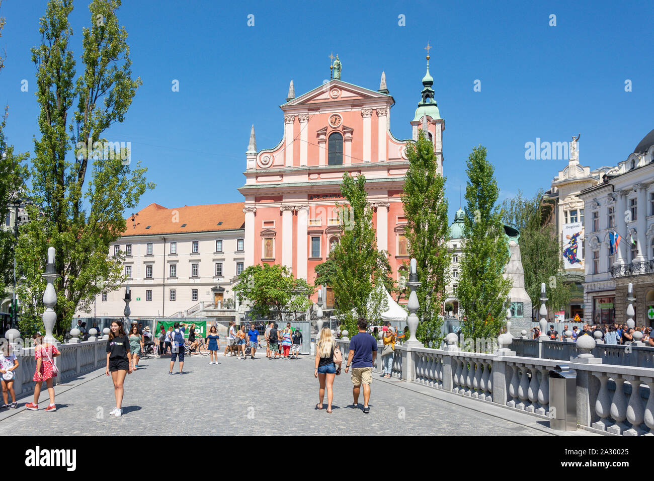 La iglesia franciscana de la Anunciación y Puentes Triples, Preseren, Old Town Square, Ljubljana, Eslovenia Foto de stock