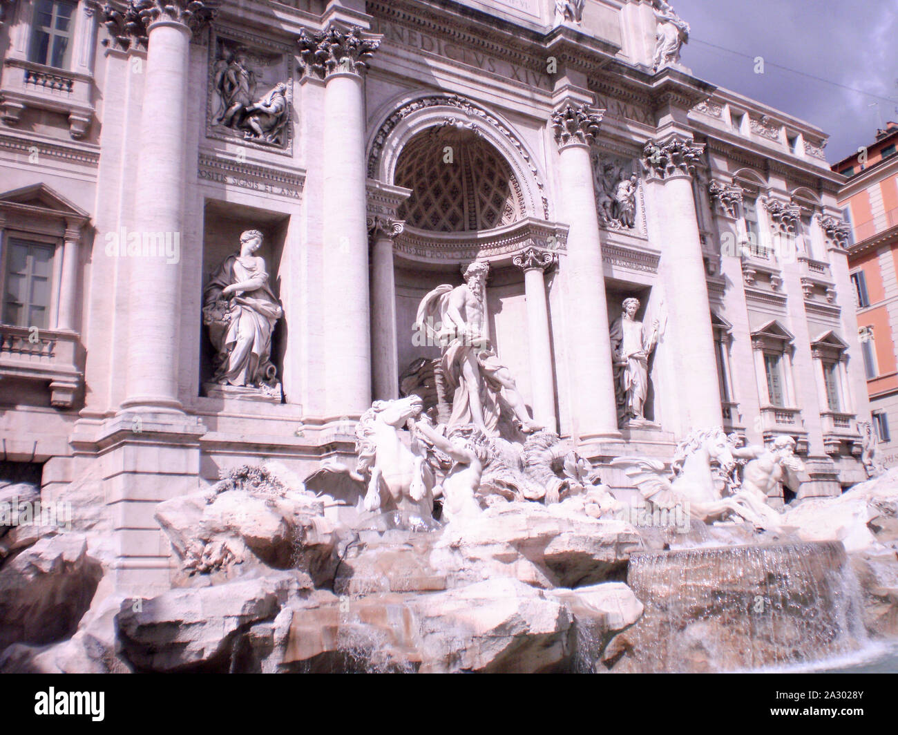 Fontana de Trevi gran fuente monumental barroco Dituated en Trevi's Rione construida en el siglo XVII en Roma. El 28 de marzo de 2010. Roma, Italia, Europa. Tra Foto de stock