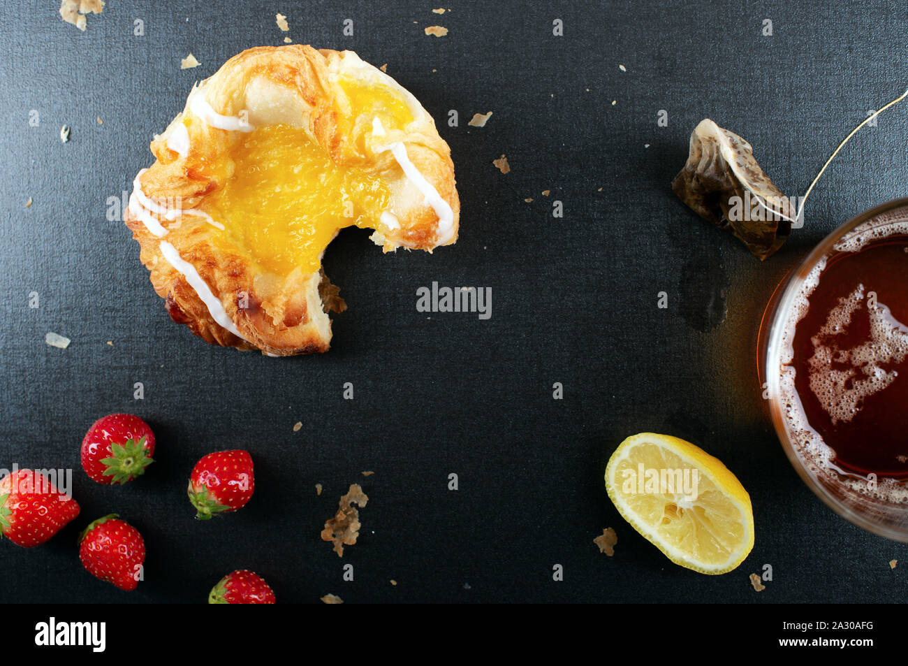 El tiempo con natillas pastelería danesa. Fresas y limón Foto de stock