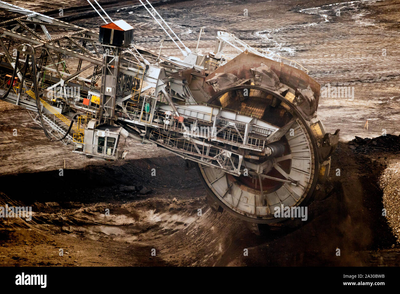 La cuchara excavadora de ruedas grandes de minería en el trabajo de la máquina en una mina a cielo abierto de carbón marrón. Foto de stock