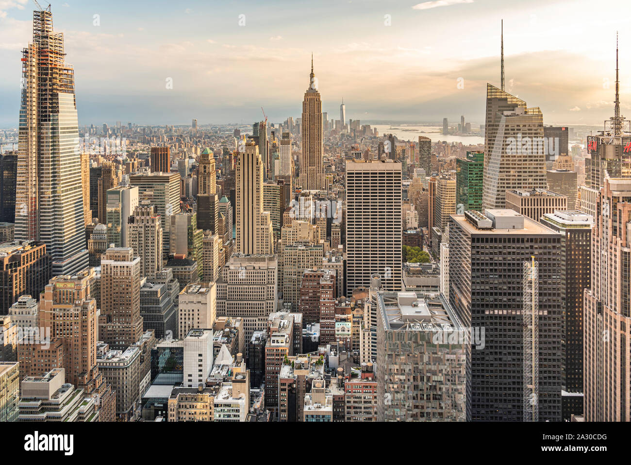 Manhattan - Los rascacielos al atardecer en la Ciudad de Nueva York, EE.UU. Foto de stock