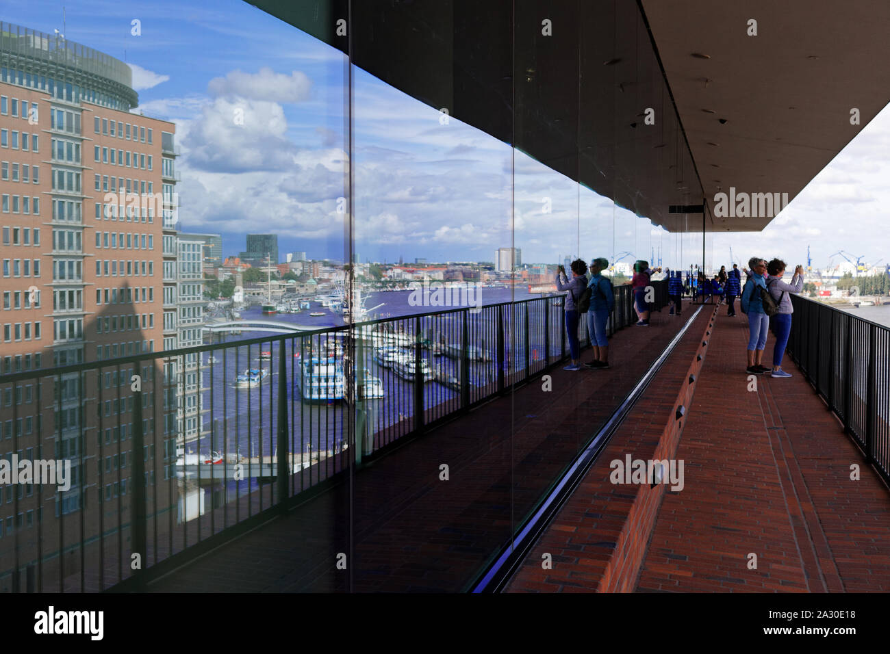 Hamburgo Elbphilharmonie reflexiones Foto de stock