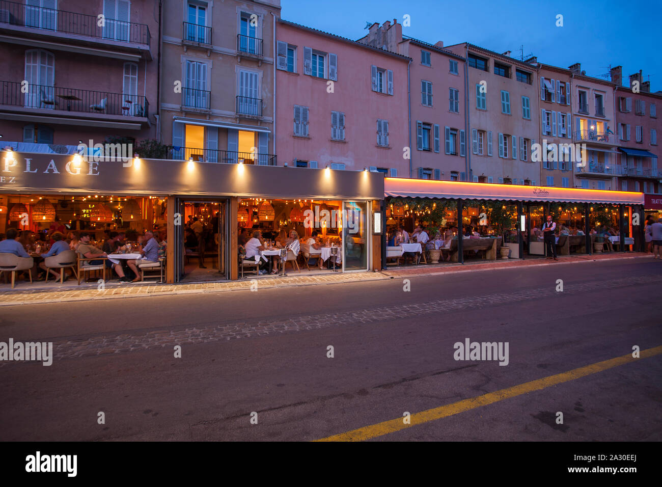 Restaurantes am Hafen von Saint Tropez am Abend, Var, Provence-Alpes-Côte d'Azur, Frankreich, Europa| Restaurantes en el puerto de Saint Tropez en el EV Foto de stock