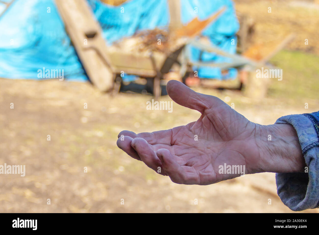 Casco manos femeninas en apoyo de fondo rural oncept foto Foto de stock