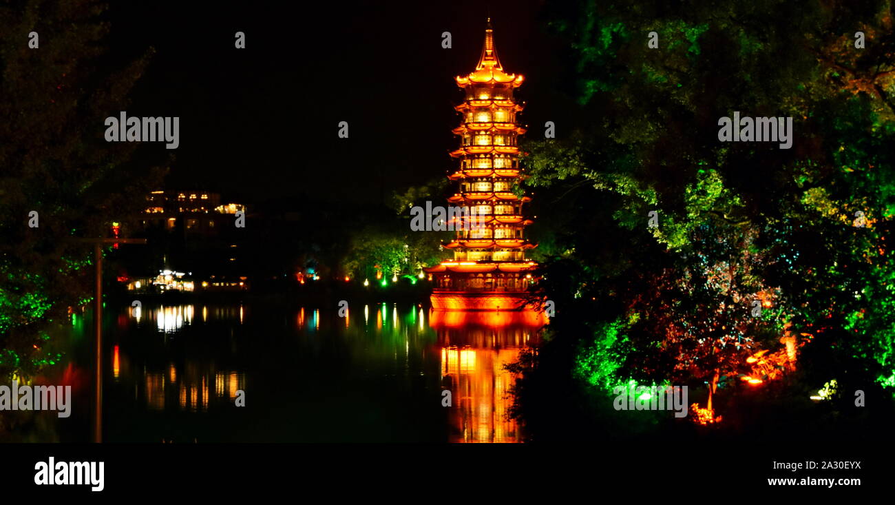 Sun pagoda de Guilin flotando sobre el lago de noche, China Foto de stock