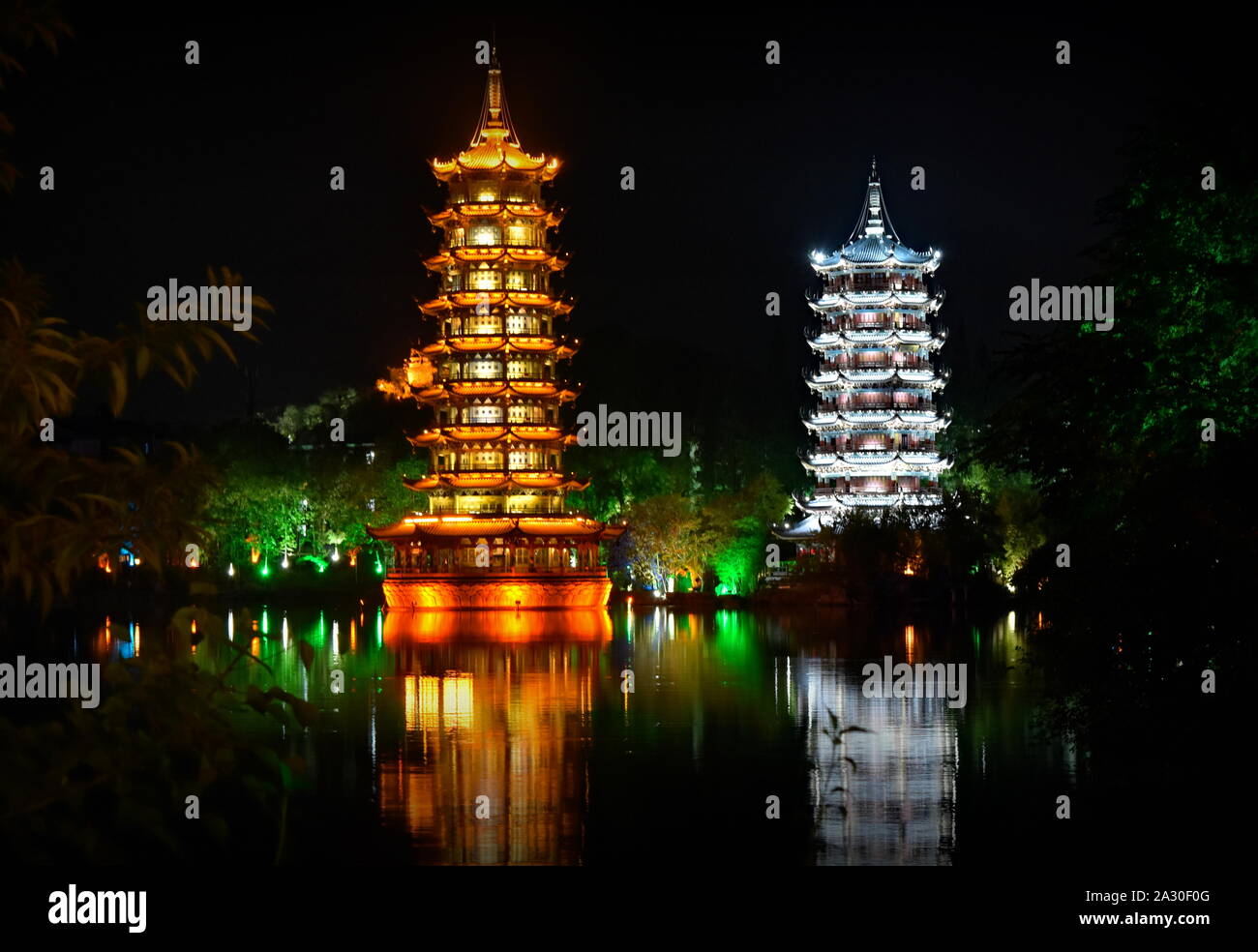 Sol y Luna flotante pagodas y aparcar por la noche en Guilin, China Foto de stock