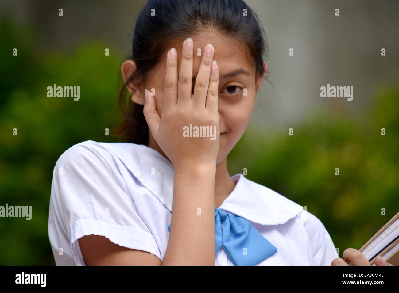 Una vergüenza Filipina Estudiante femenina Foto de stock