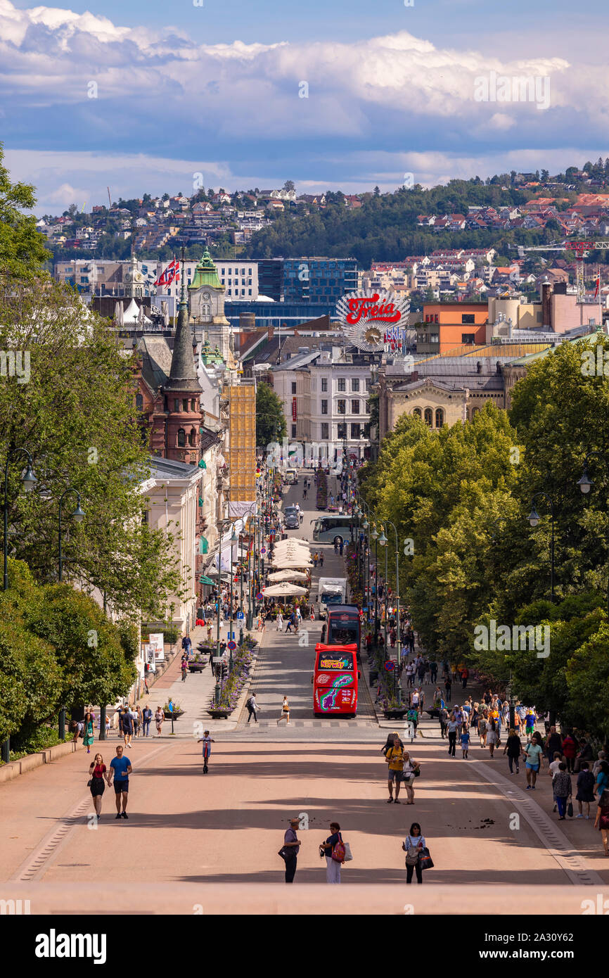 OSLO, Noruega - la calle Karl Johans Gate. Foto de stock