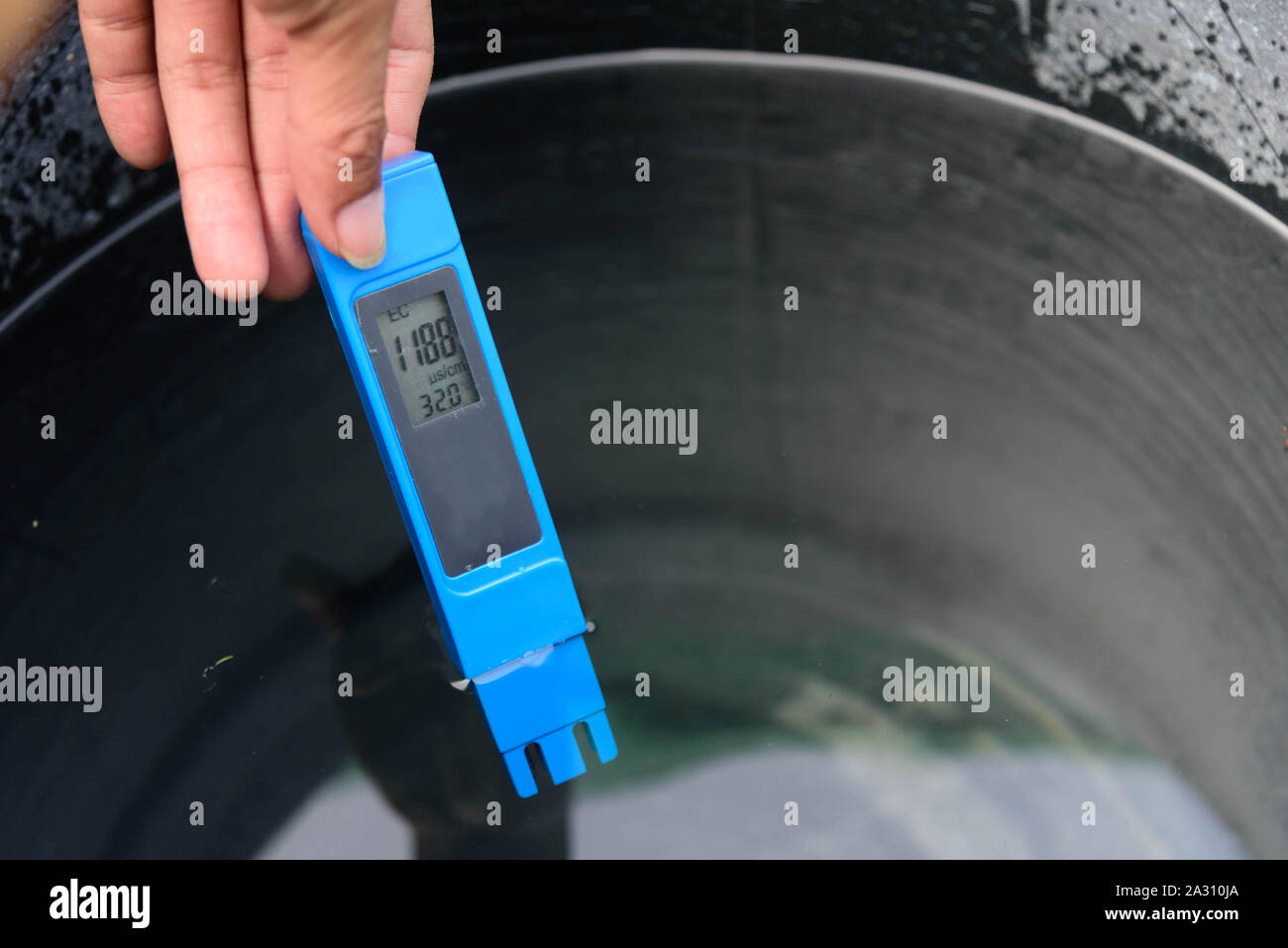 Utilizar para la Prueba de conductividad eléctrica en el agua CE Fotografía  de stock - Alamy
