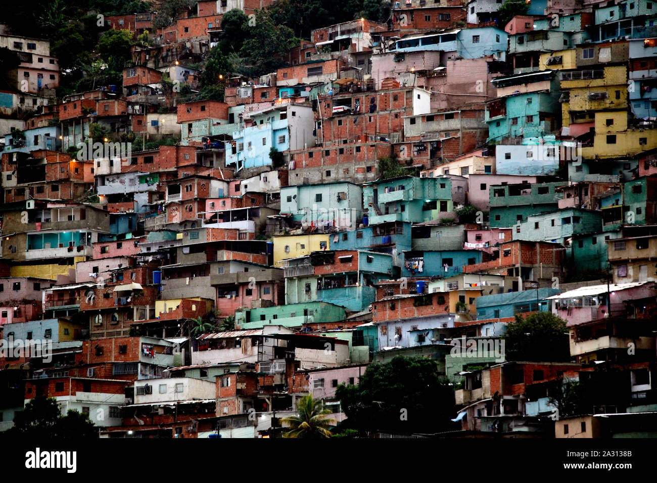 Un barrio, un barrio, un barrio o un pueblo de chabolas en Caracas. Foto de stock