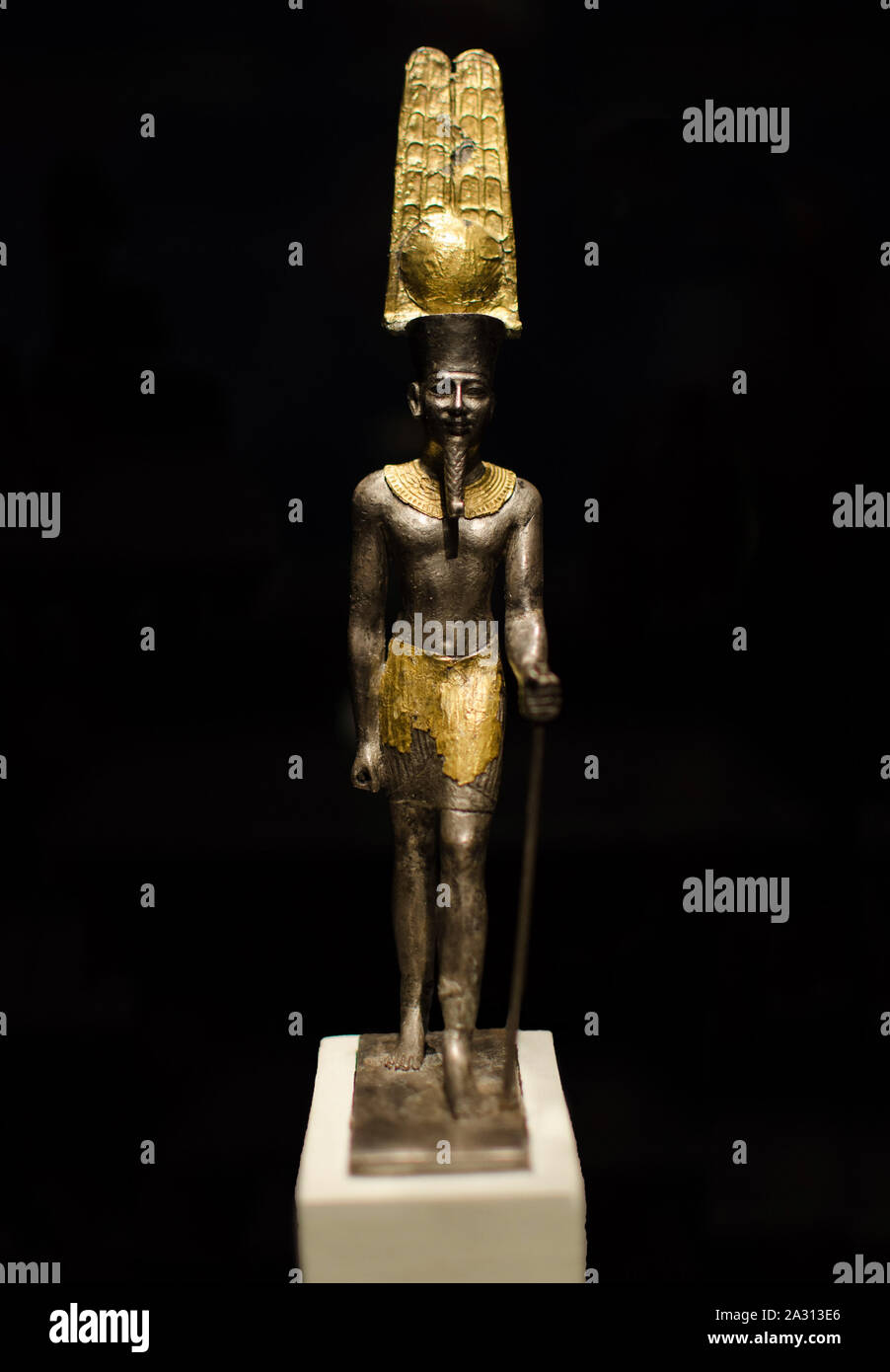 Chapado en oro plata figura de Amun-Ra en Caixaforum, Sevilla, España Foto de stock