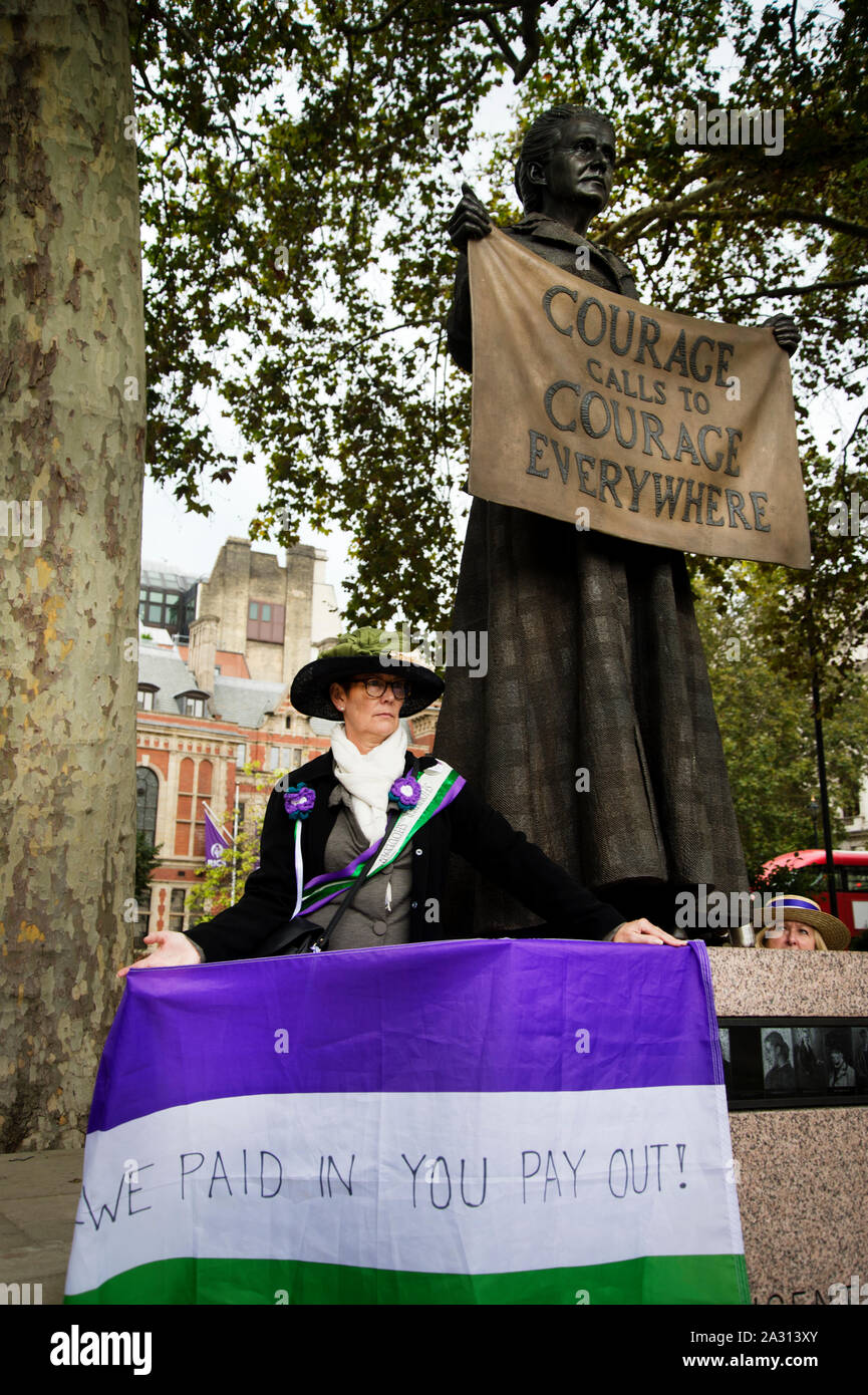 Parliament Square, Londres, el 3 de octubre de 2019. Waspi (Mujeres contra la desigualdad de pensiones estatales) a las mujeres después de la derrota en el Alto Tribunal durante la marcha atrás Foto de stock