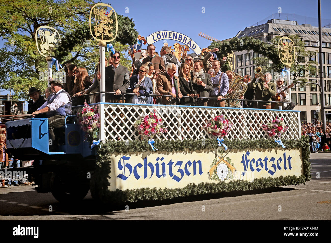 MUNICH, Alemania - 22 de septiembre de 2019 la gran entrada de la Oktoberfest, terratenientes y cervecerías, festivo desfile de carrozas decoradas magnífico y prohibir Foto de stock