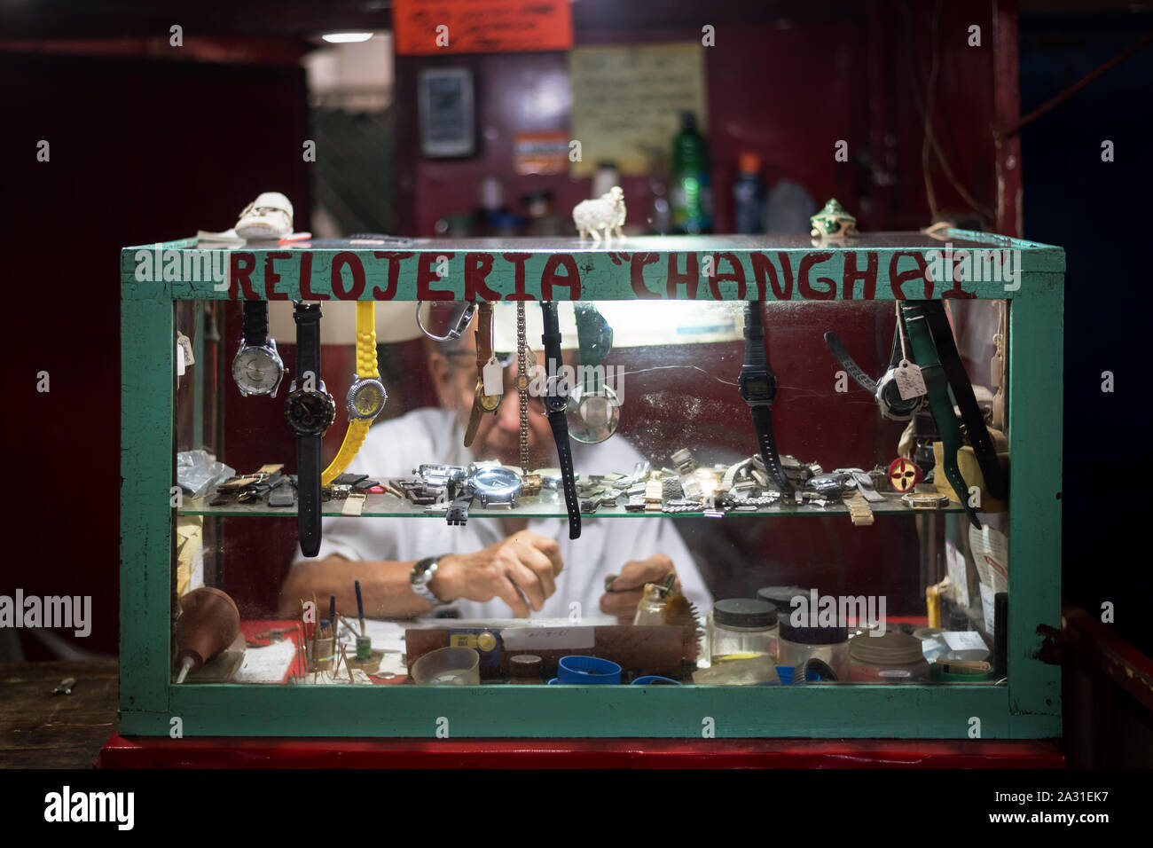 Agosto 2, 2019: la pequeña tienda del relojero en la ciudad de Mérida, Yucatán, México Foto de stock