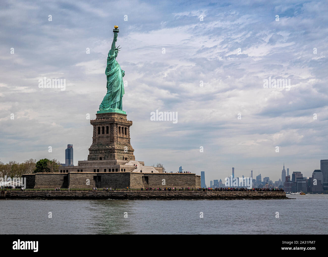 La Estatua de la libertad en el puerto de la ciudad de Nueva York, EE.UU.. Foto de stock