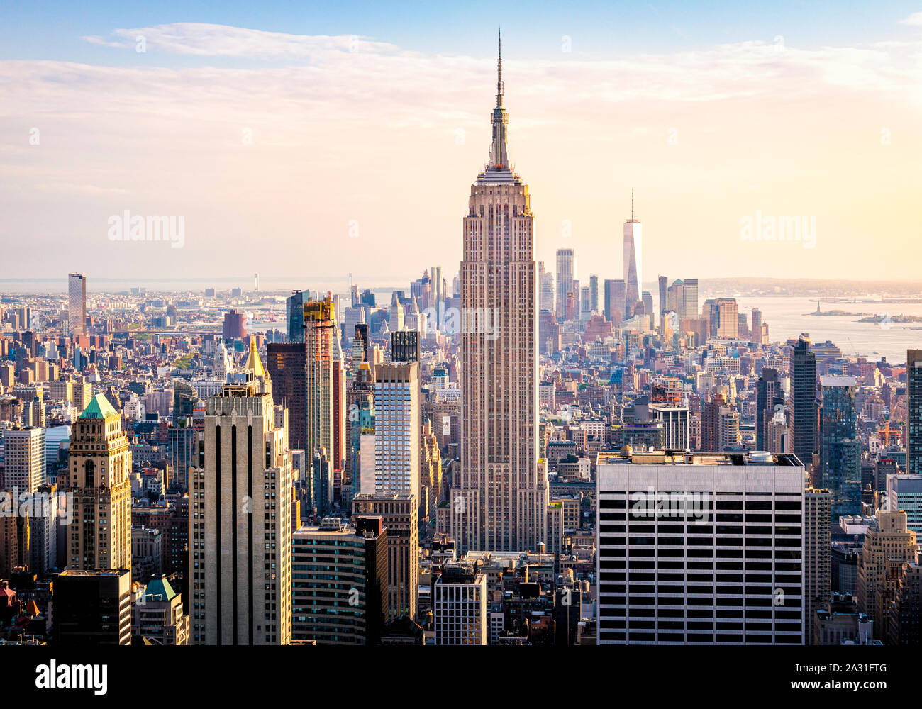 El Empire State Building torres por encima de Manhattan en la Ciudad de Nueva York, EE.UU. Foto de stock