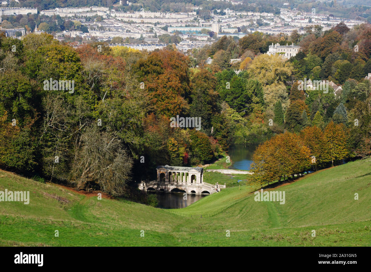 Antes Parque Jardín paisajístico con la ciudad de Bath en la distancia. Baño. En el Reino Unido. Foto de stock