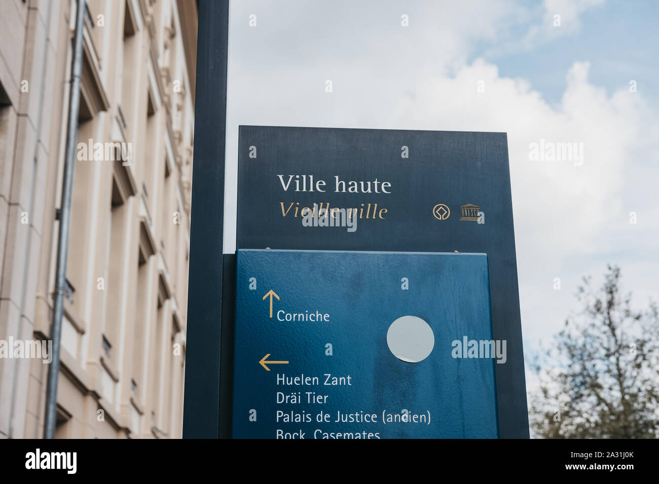 La ciudad de Luxemburgo, Luxemburgo - Mayo 19, 2019: señal direccional en Ville Haute, el centro histórico de la ciudad de Luxemburgo que mantiene la UNESCO Patrimonio de la Humanidad Foto de stock