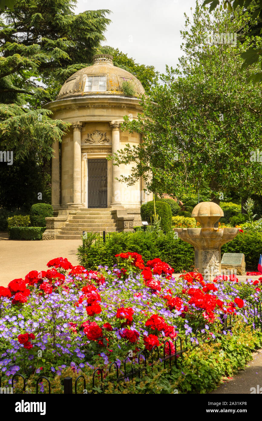 El memorial en el Jephson Jephson jardines floridos jardines y parque en Royal Leamington Spa, Warwickshire Inglaterra Foto de stock