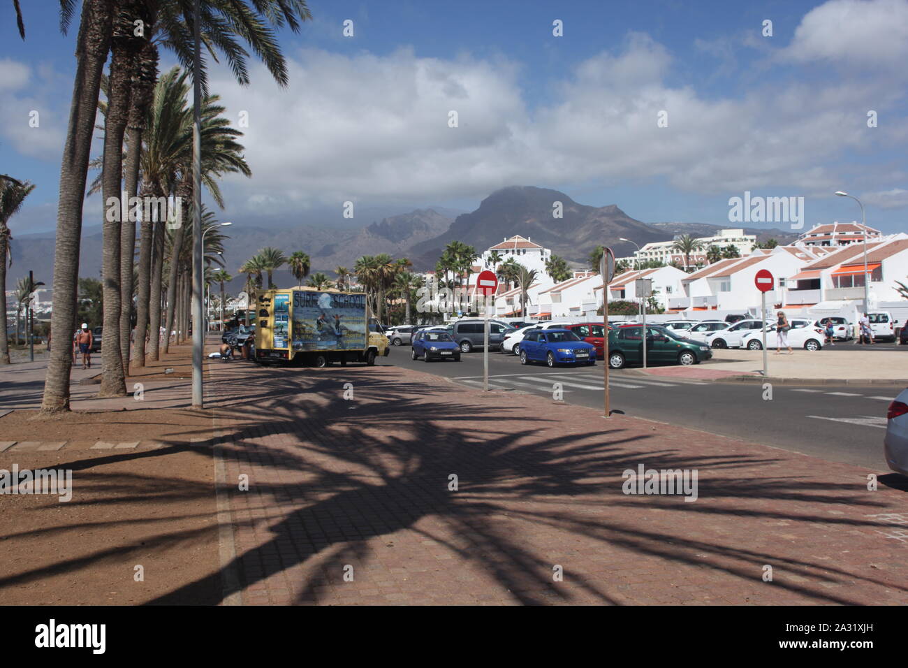 presente Máquina de escribir picar Amplio ángulo de visión de una calle al lado de la playa en las playas de  las Américas, Tenerife. De septiembre de 2019 Fotografía de stock - Alamy