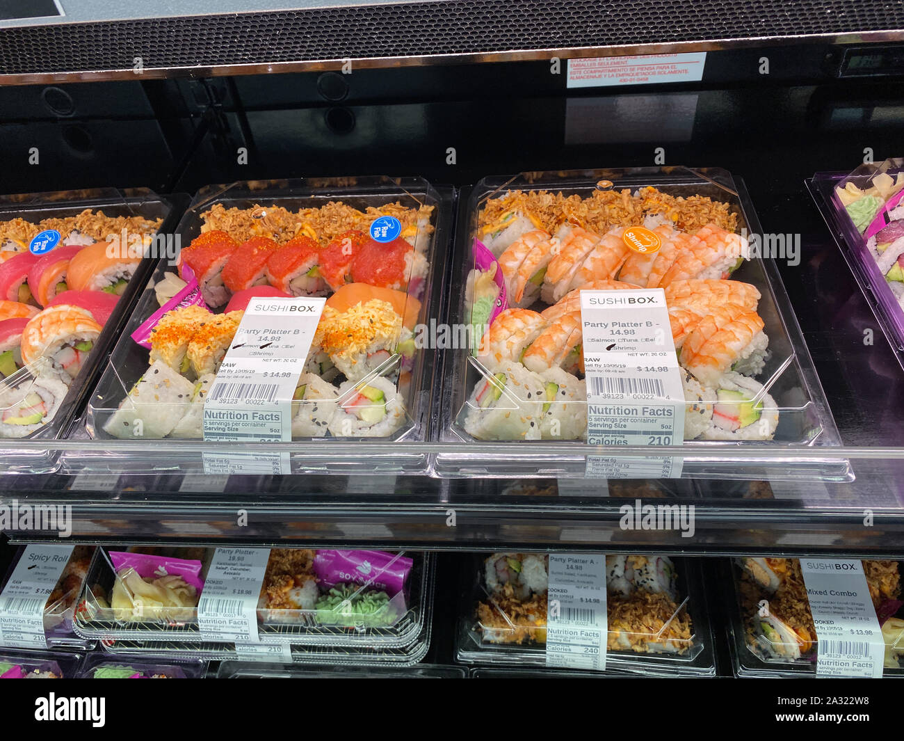 Sushi in a supermarket fotografías e imágenes de alta resolución - Alamy