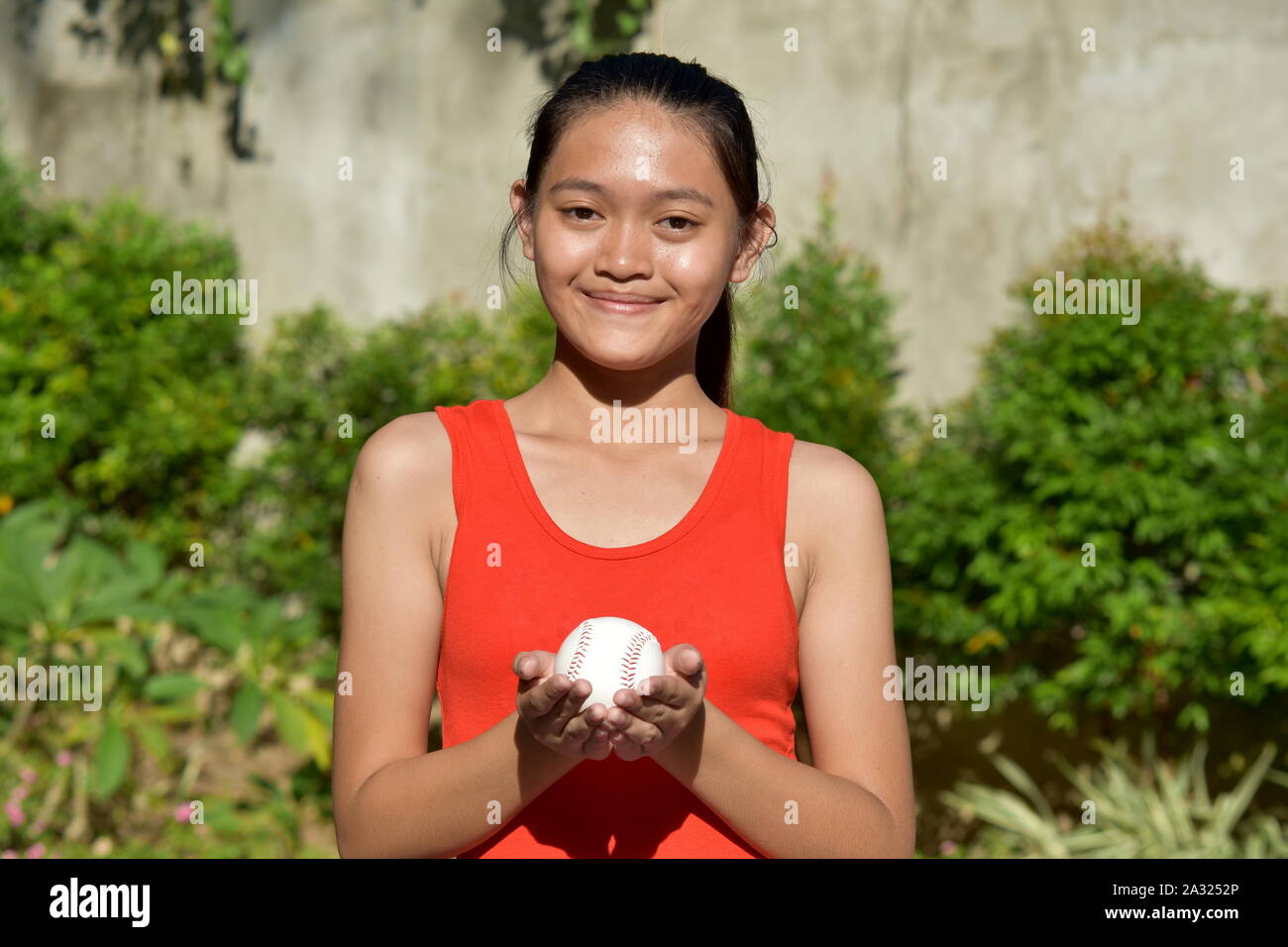 Atleta Femenina y felicidad con el Béisbol Foto de stock