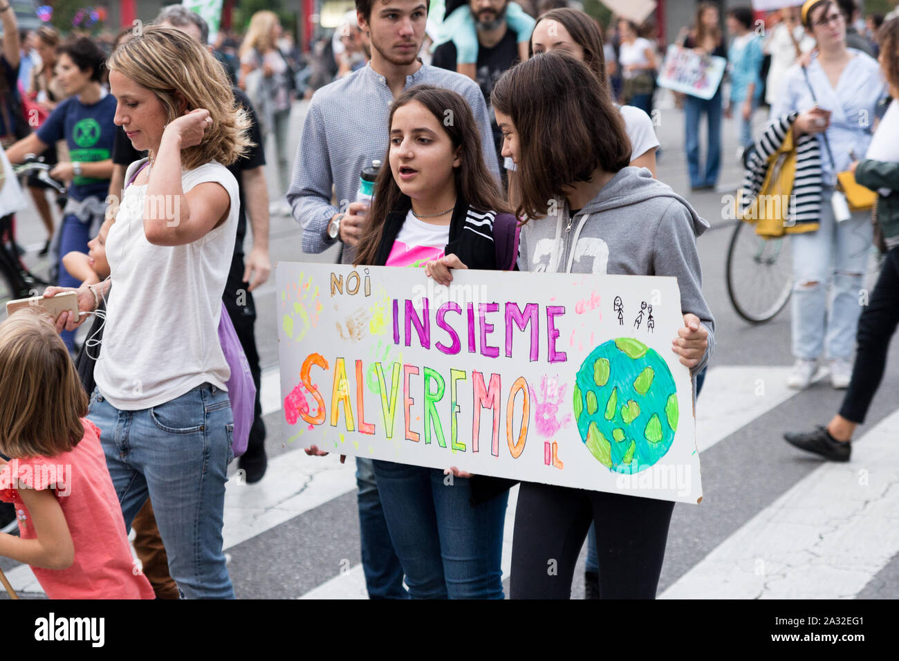 Milán, Italia - 27 de septiembre, 2019: la Plaza del Duomo de Milán, la Huelga Mundial de cambio climático. Los estudiantes expresar sus viernes para el futuro, con Greta Thunberg Foto de stock