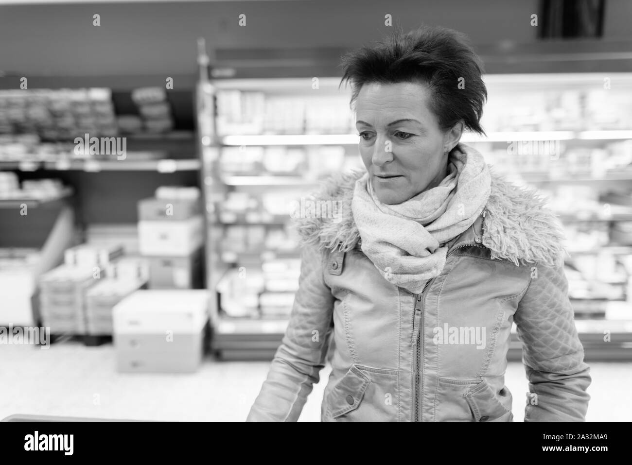 Hermosa mujer madura, compras en la tienda de comestibles Foto de stock