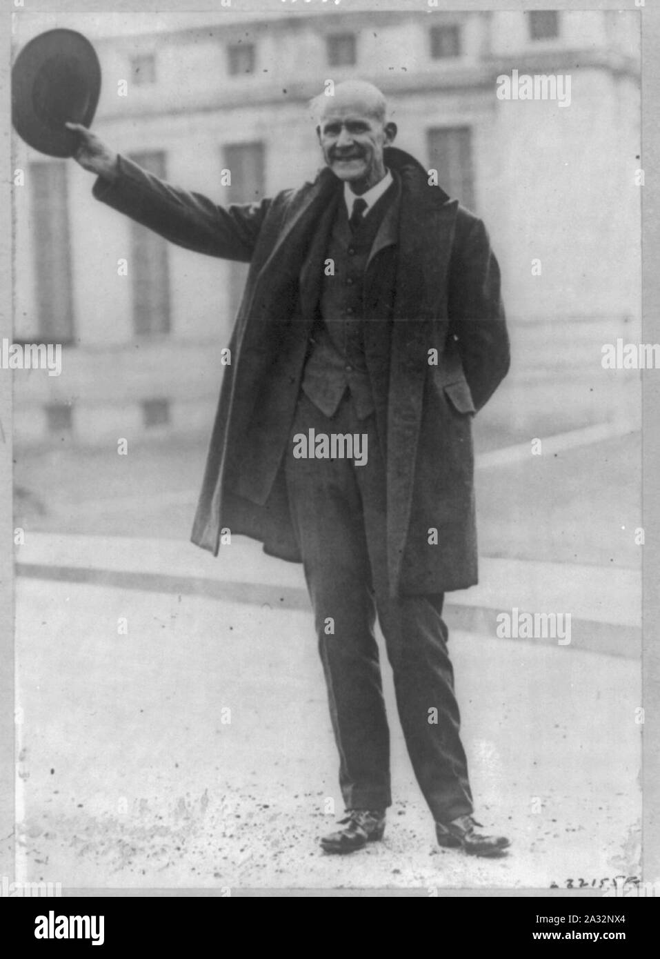 Eugene Victor Debs, 1855-1926, retrato de longitud completa, de pie, sosteniendo el sombrero en el aire, mirando hacia la izquierda, fuera de la Penitenciaría Federal de Atlanta, Ga. Foto de stock