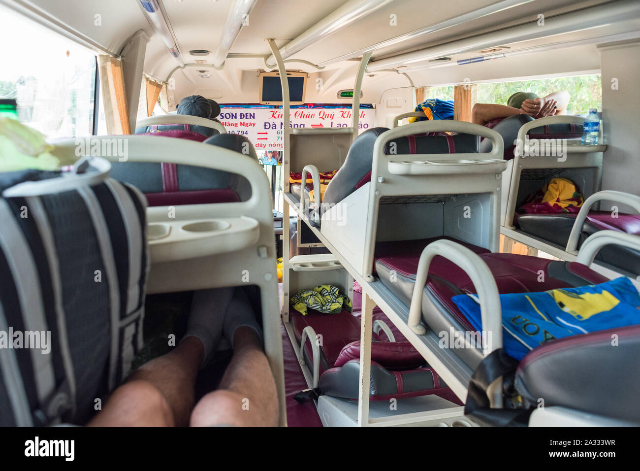 Interior de un autobús con camas Da Nang - Lao Bao (Vietnam). Los autobuses  interurbanos equipados con literas son una característica curiosa de viajar  en Vietnam Fotografía de stock - Alamy