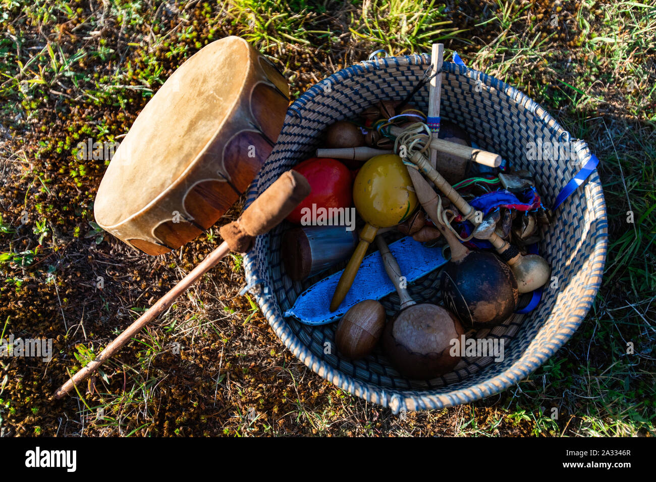 Una vista superior de la sagrada y tradicionales instrumentos musicales  nativos americanos, varillas de cuero, rawhide tambor y sonajas son vistos  desde arriba Fotografía de stock - Alamy