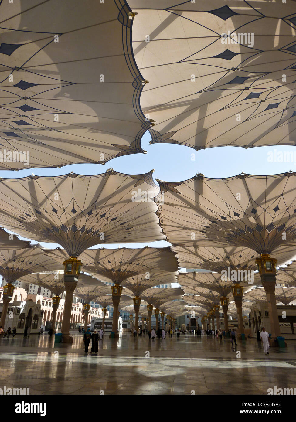 Gran sombrilla de la mezquita del Profeta ampliamente extendida bajo el sol Foto de stock