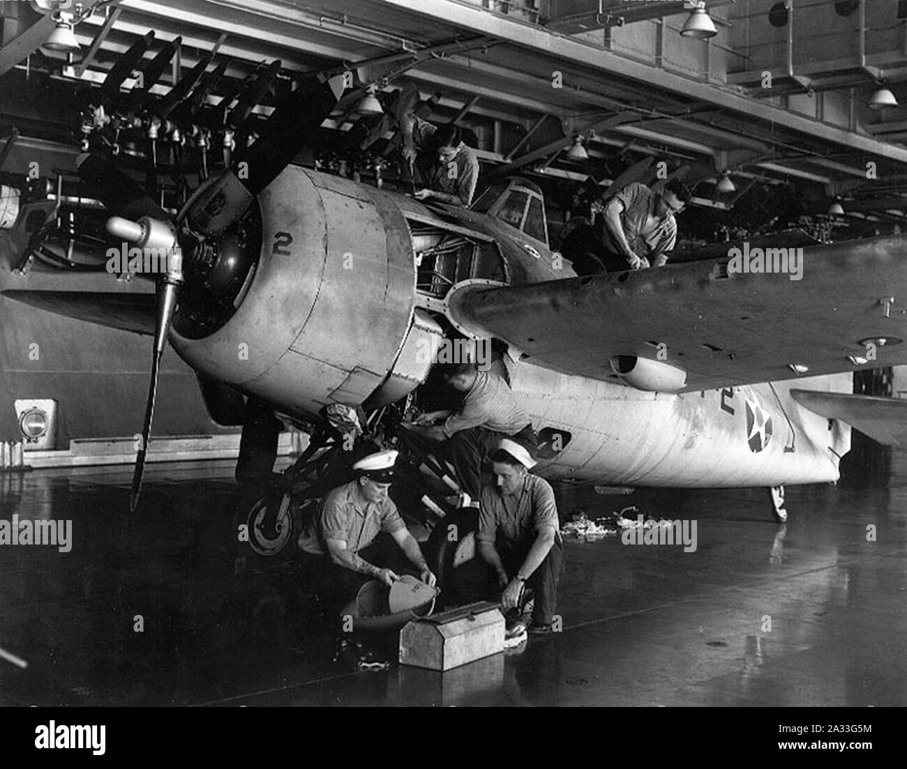 F4F-3 VF-3 mantenimiento en el USS Enterprise (CV-6) 1941. Foto de stock