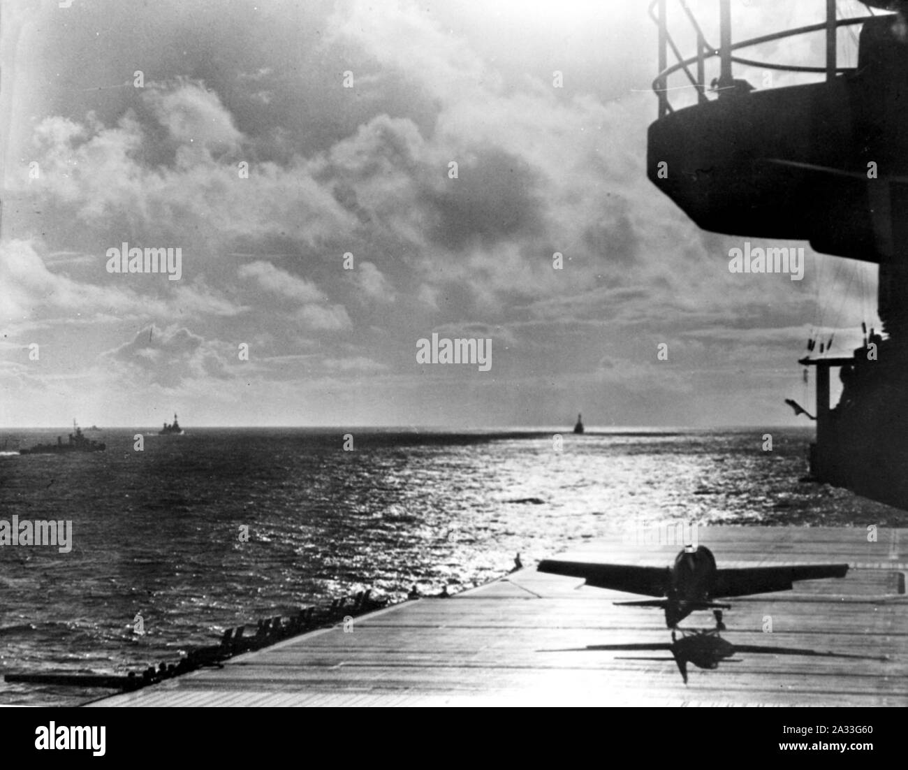 F4F Wildcat despegar del USS Enterprise (CV-6), c1942. Foto de stock