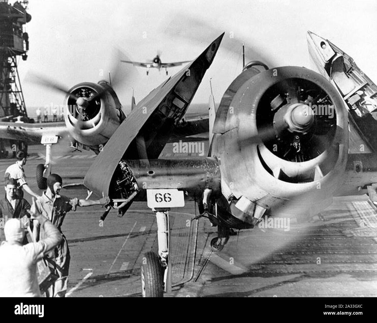 F6F-3 fighters aterrizando en el USS Enterprise (CV-6). Foto de stock