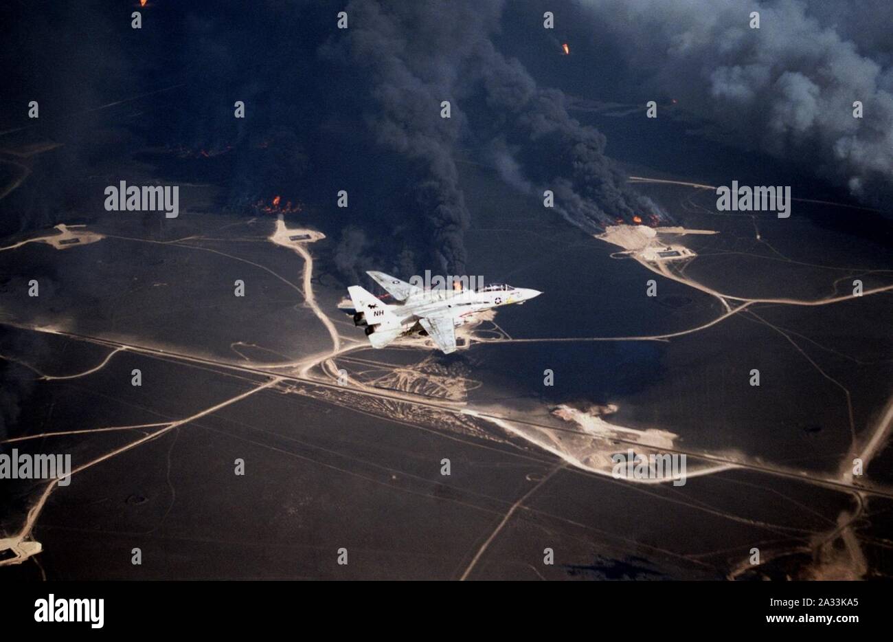 F14A VF114 sobrevuela el incendio de los pozos de petróleo en Kuwait de 1991 Fotografía de