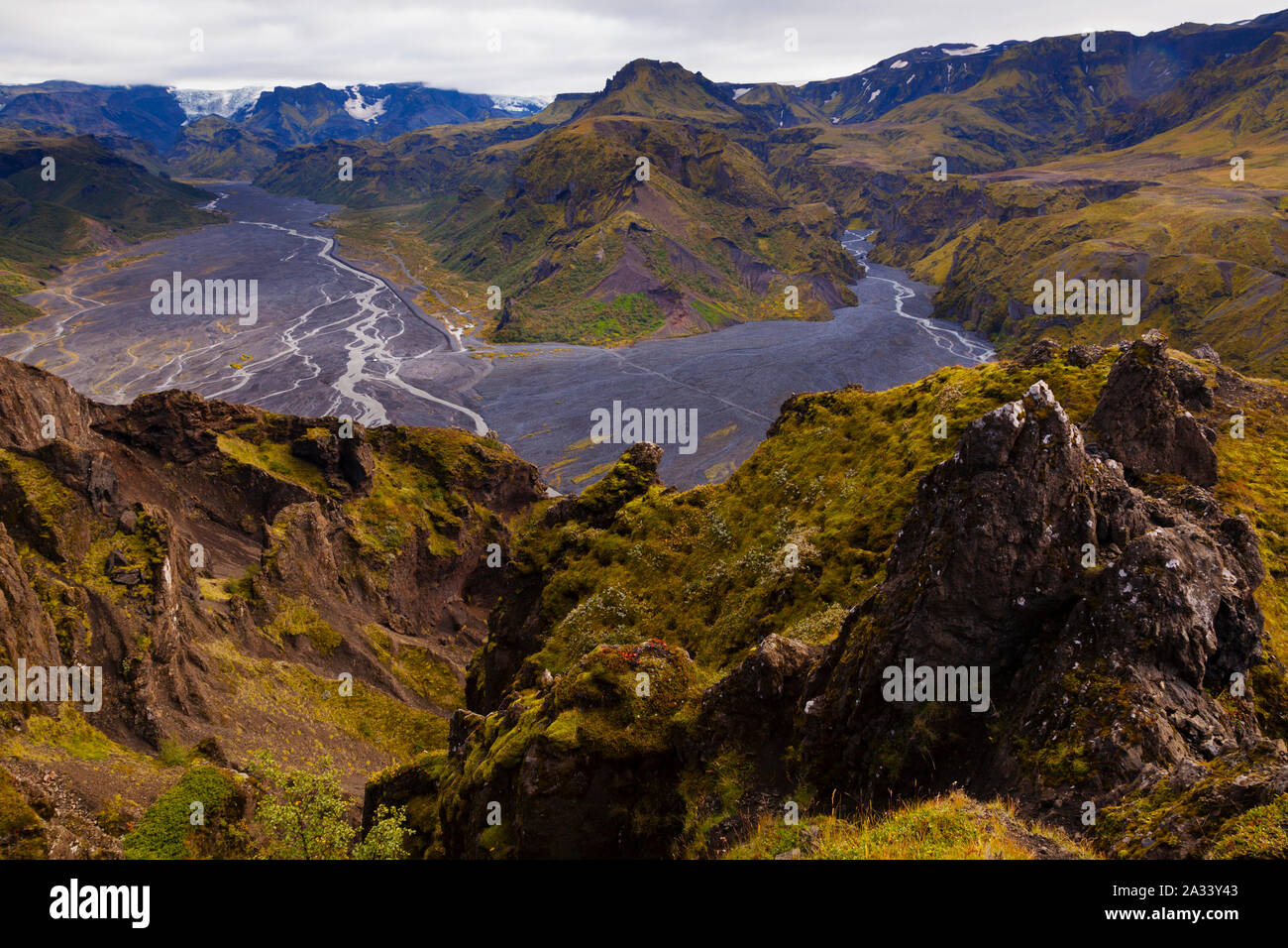 Paisaje de montaña y río Krossa en el interior de Islandia, Thorsmork, Islandia Foto de stock