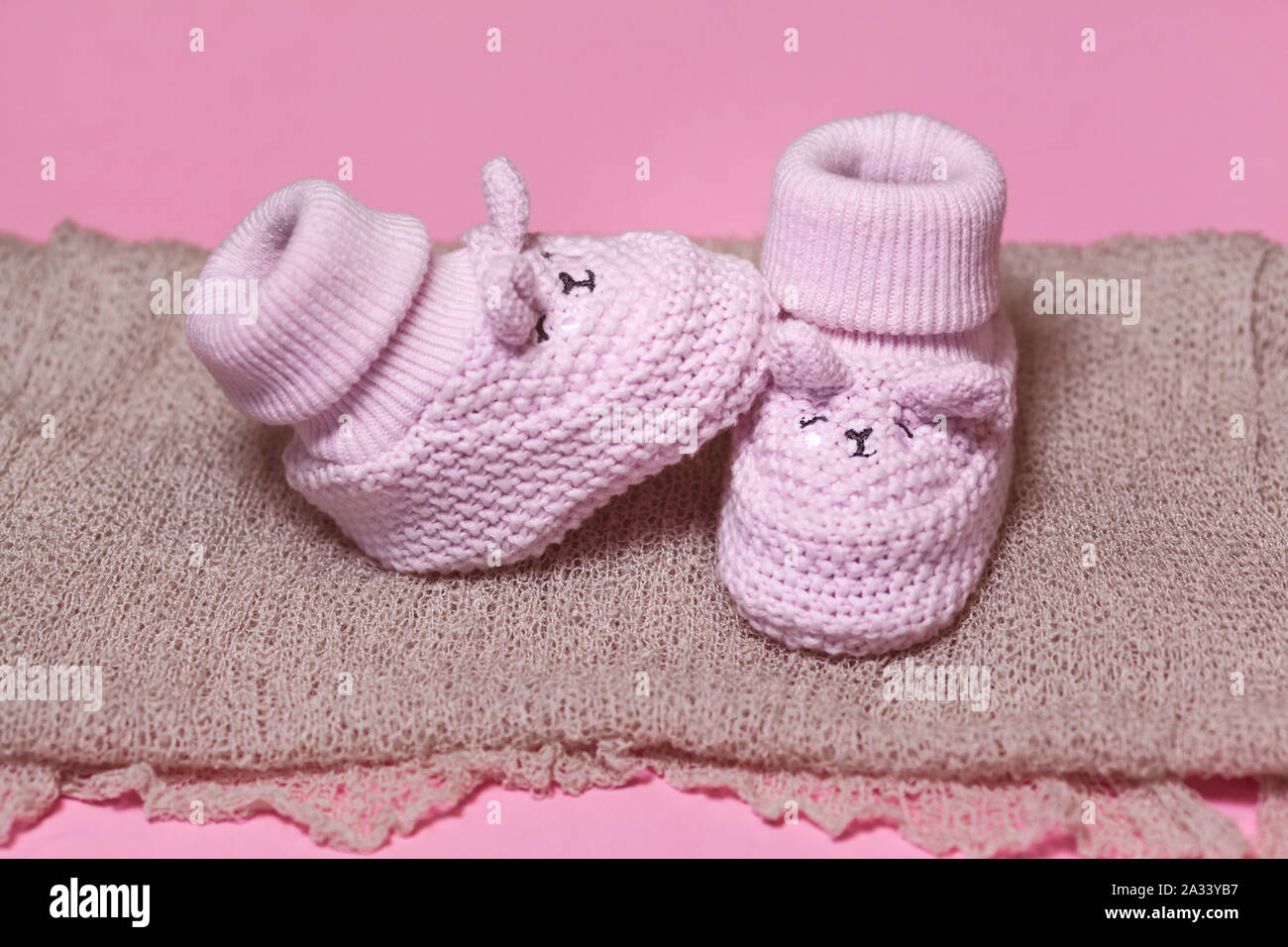 Tejido crochet zapatos recién nacido sobre un fondo de color rosa esperando  una niña, baby shower y embarazo concepto - Imagen Fotografía de stock -  Alamy