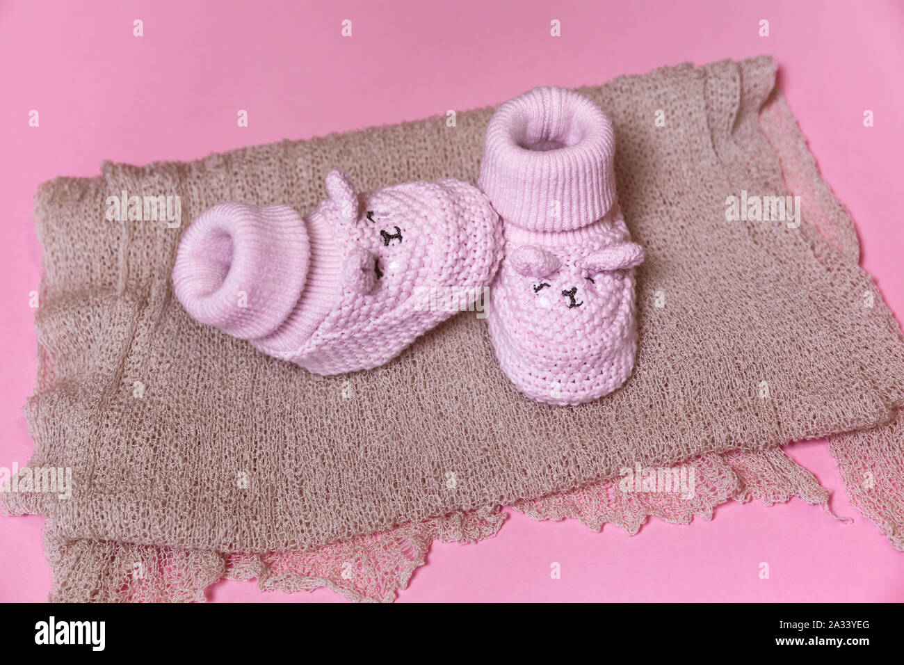 Primer plano de tejido crochet zapatos recién nacido sobre un fondo de  color rosa esperando una niña, baby shower y embarazo concepto - Imagen  Fotografía de stock - Alamy