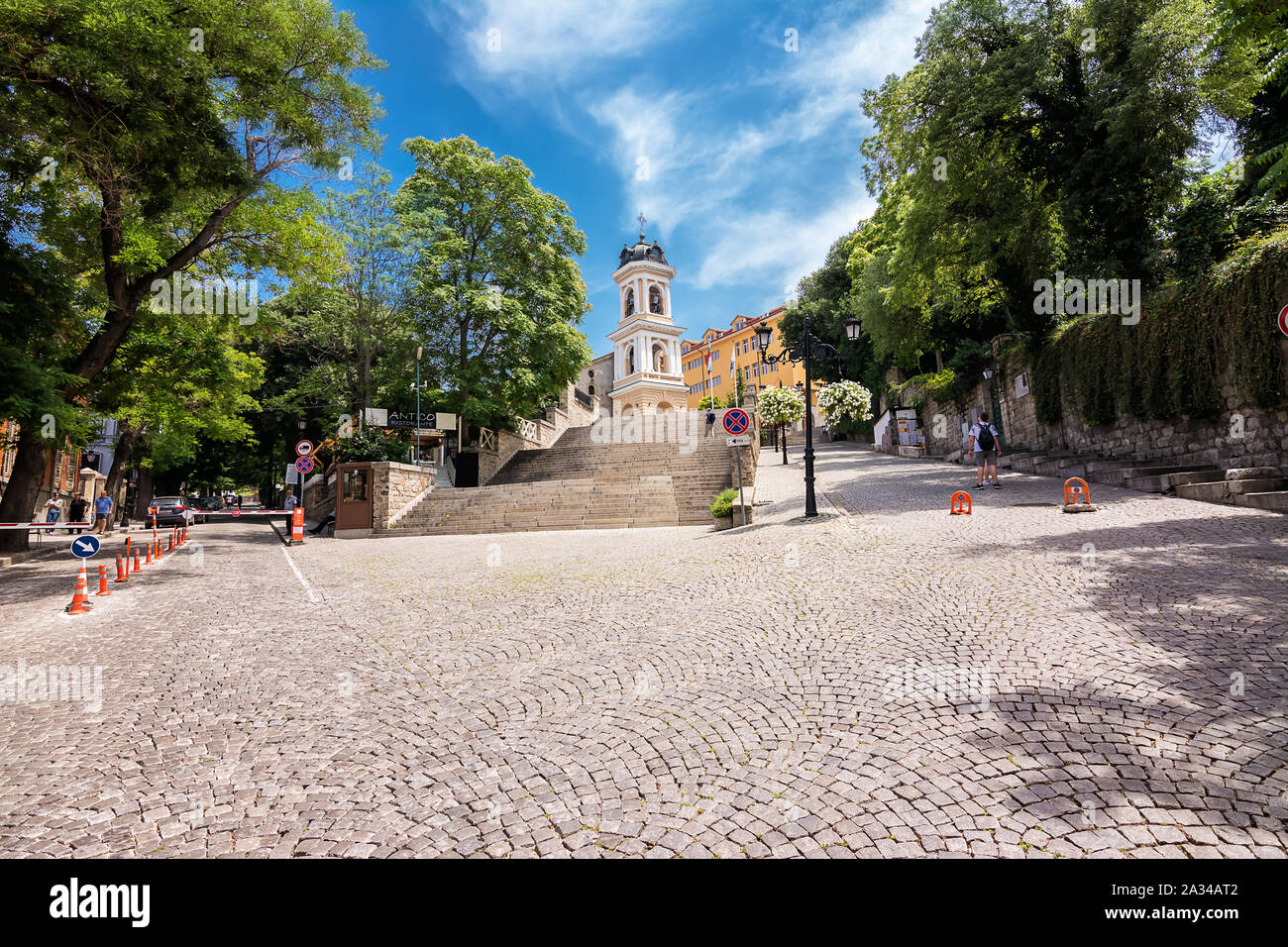 PLOVDIV, BULGARIA - 22 Junio 2019: escaleras a la Iglesia de la santísima Madre de Dios en Plovdiv. Plovdiv es la sede de la Capital Europea de la cultura en 2 Foto de stock