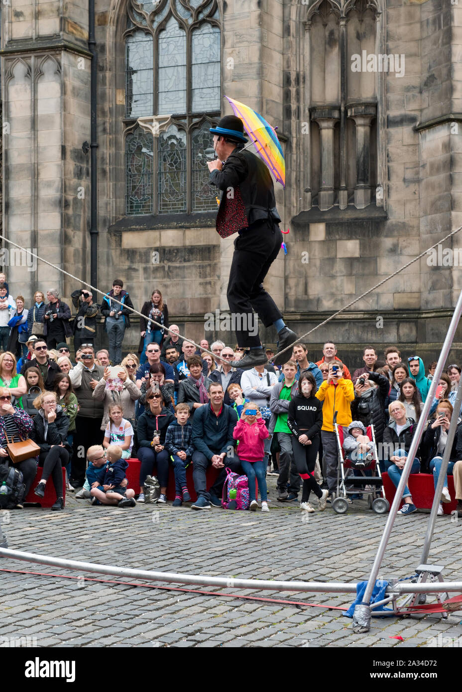 Cuerda floja ejecutante de la calle durante el Festival Fringe de Edimburgo. Foto de stock