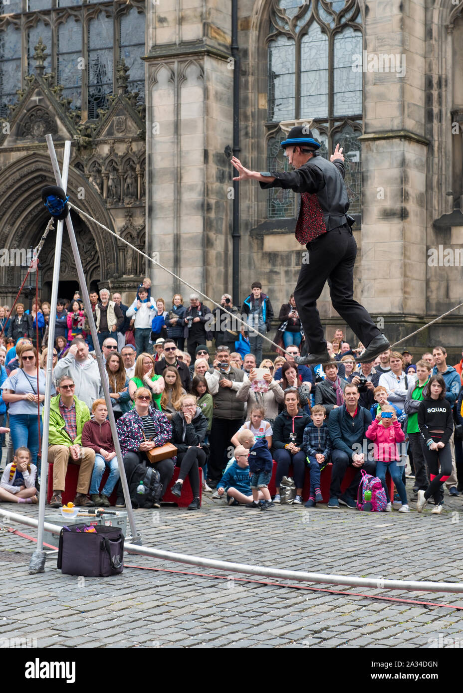 Cuerda floja ejecutante de la calle durante el Festival Fringe de Edimburgo. Foto de stock